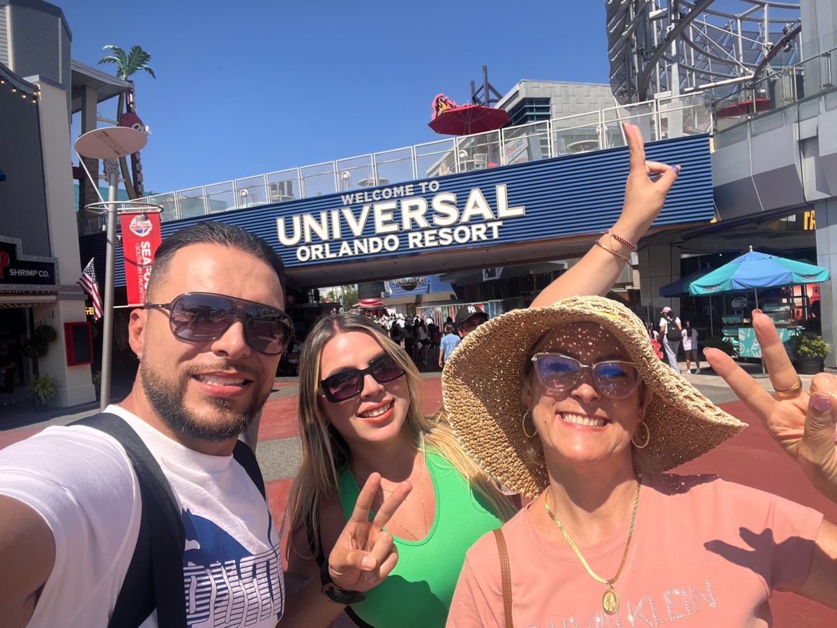David Torres con su familia en Universal Orlando Resort