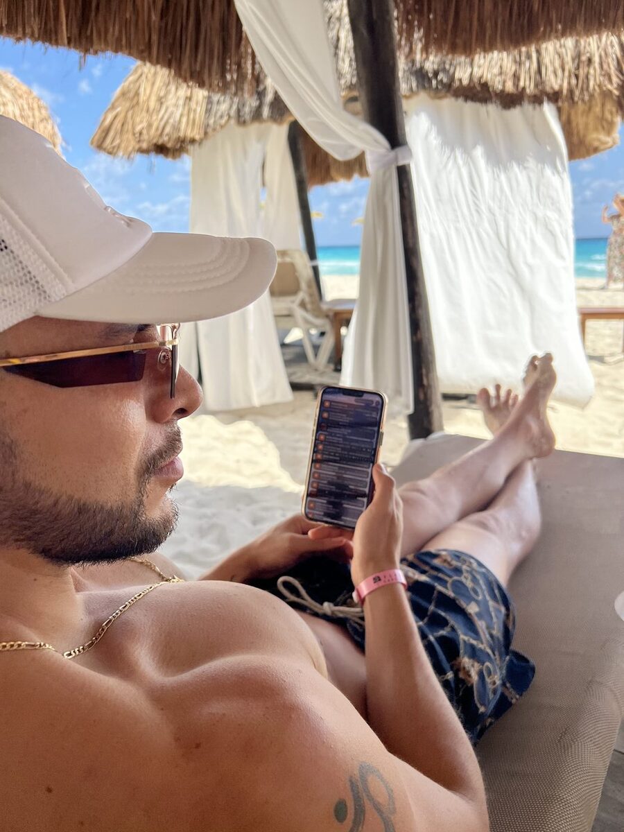 David Torres trabajando desde su teléfono frente al mar