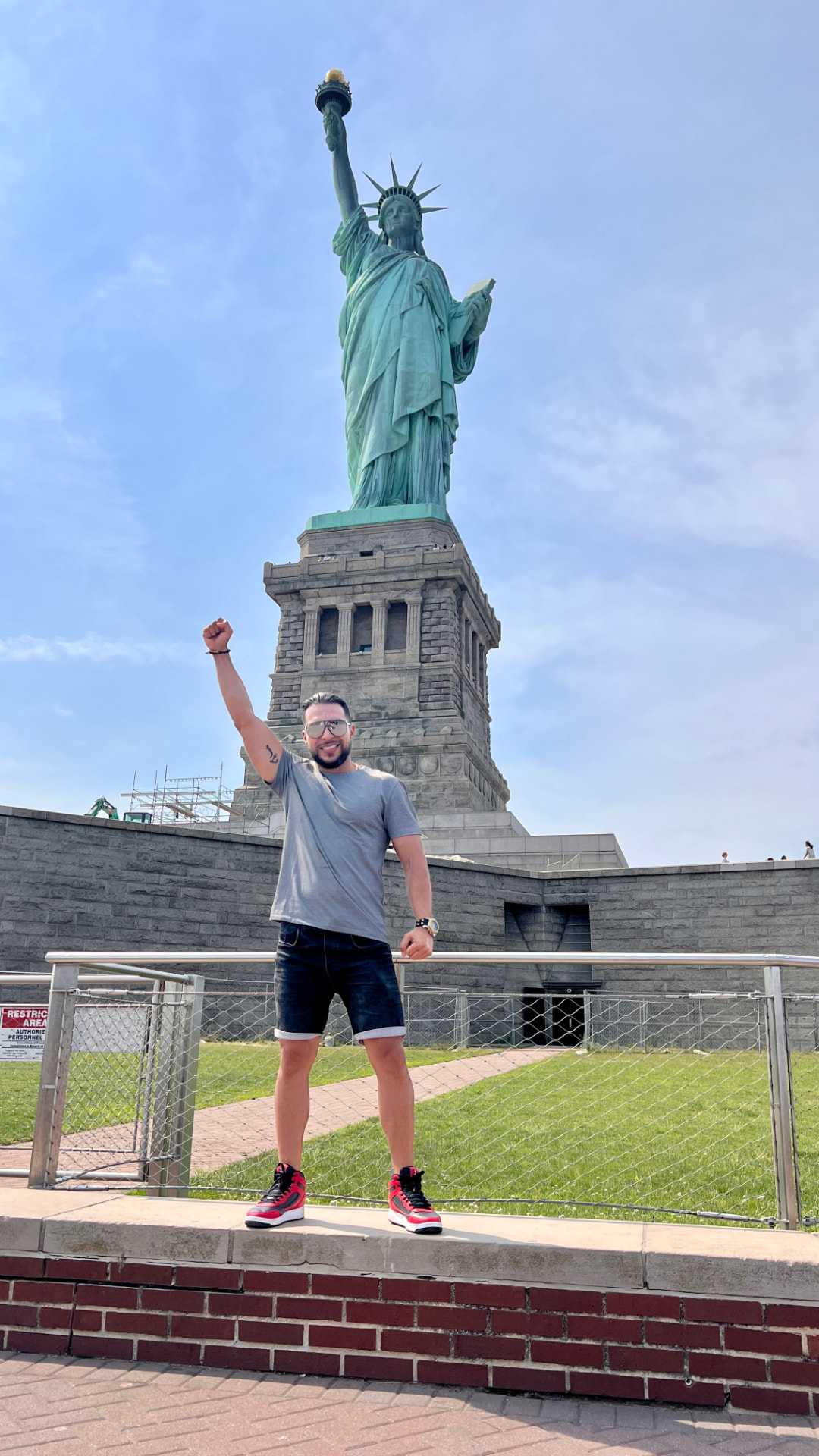 David Torres viajando por Nueva York frente a la Estatua de la Libertad