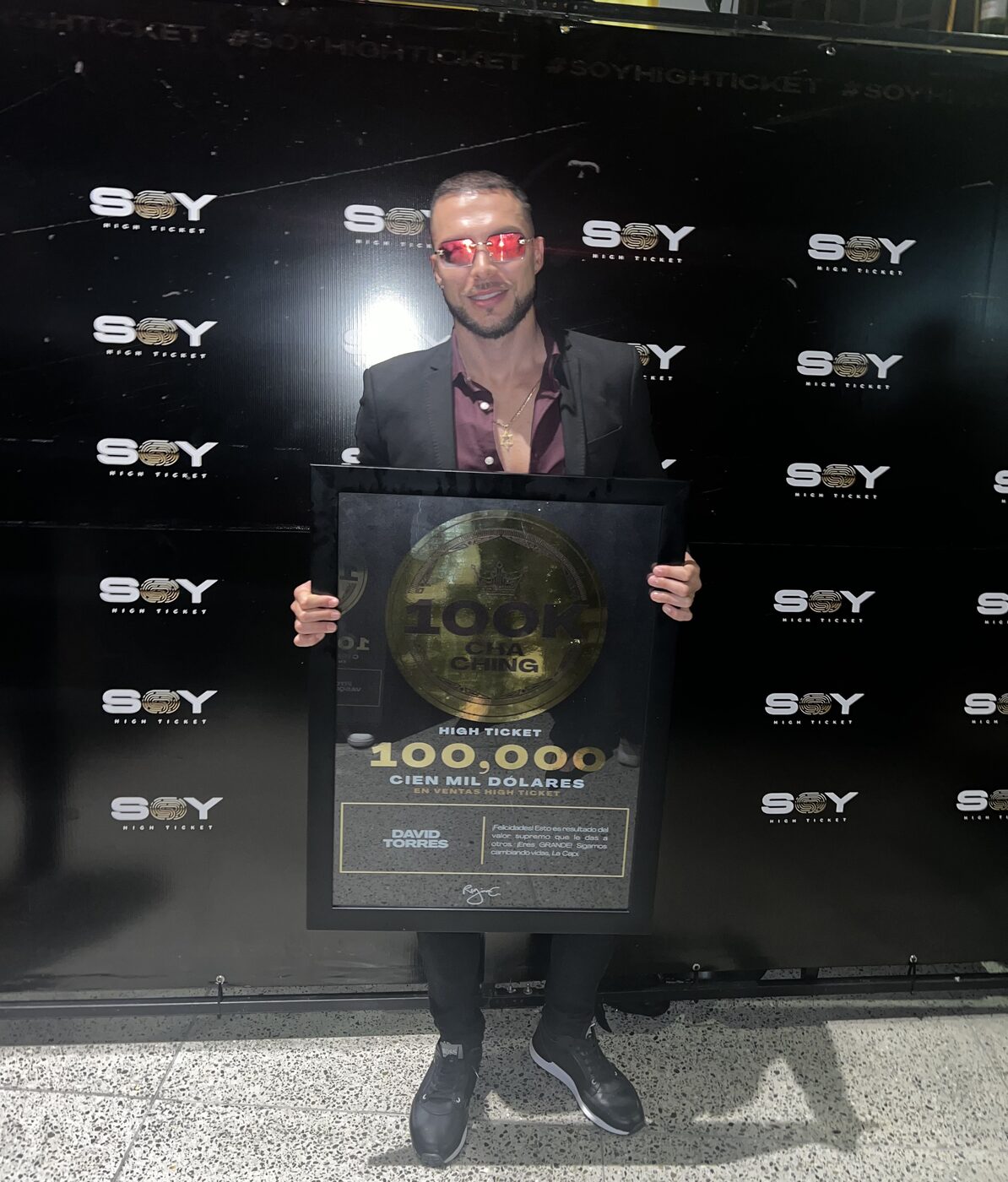 David Torres recibiendo el reconocimiento por 100.000 dólares en ventas