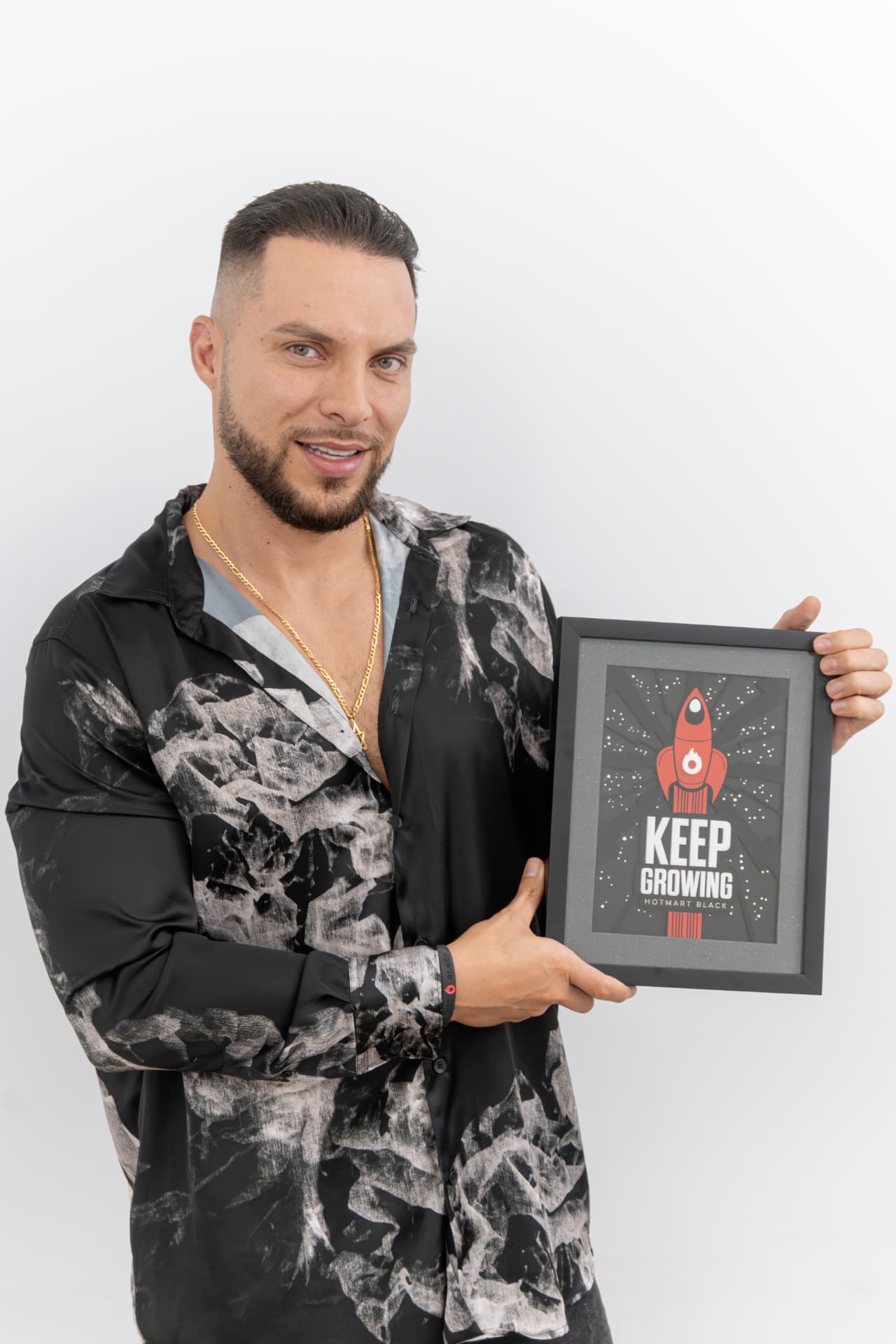 David Torres recibiendo el reconocimiento Hotmart Black Keep Growing
