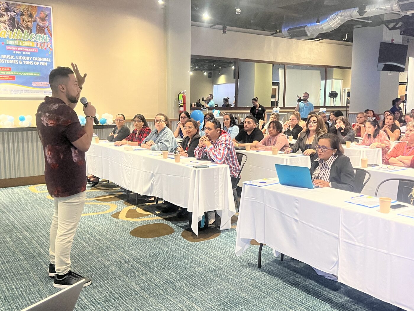 David Torres dando una formación presencial ante decenas de personas