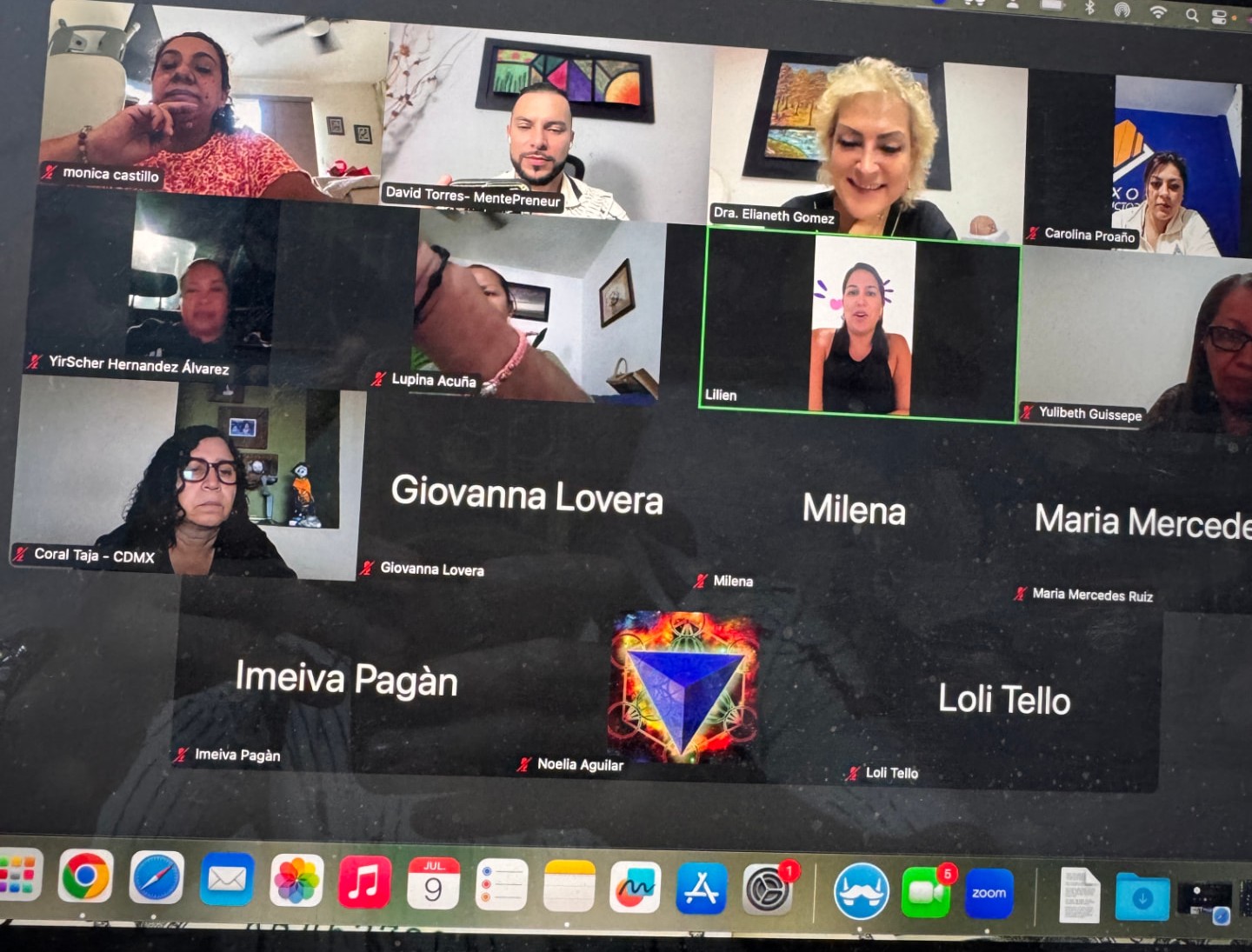 David Torres guiando una sesión grupal online con sus alumnos